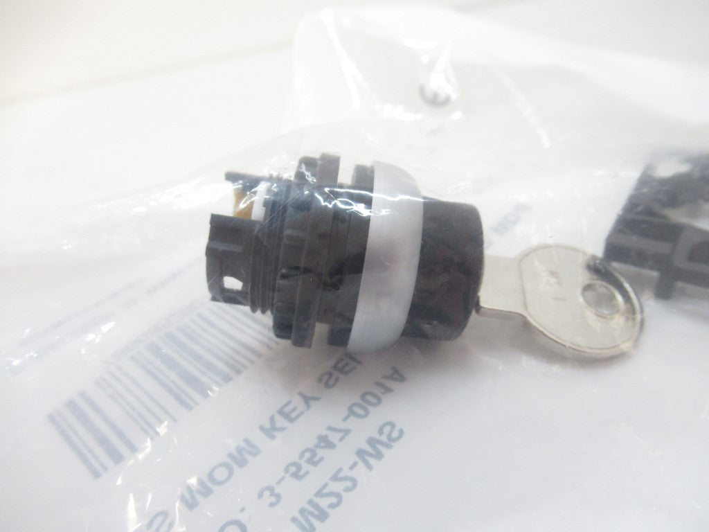 M22-WS M22WS Eaton Key Selector Switch 2 Positions Momentary New In Bag